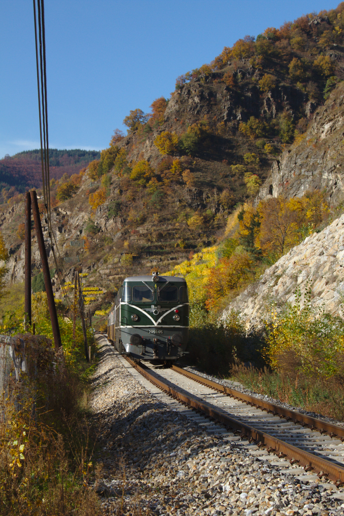 Auf der Wachaubahn ist die 2050.05 der ÖGEG mit ihren goldenen Schlierenwagen kurz vor Ottenstein zu sehen. (15.08.2013)