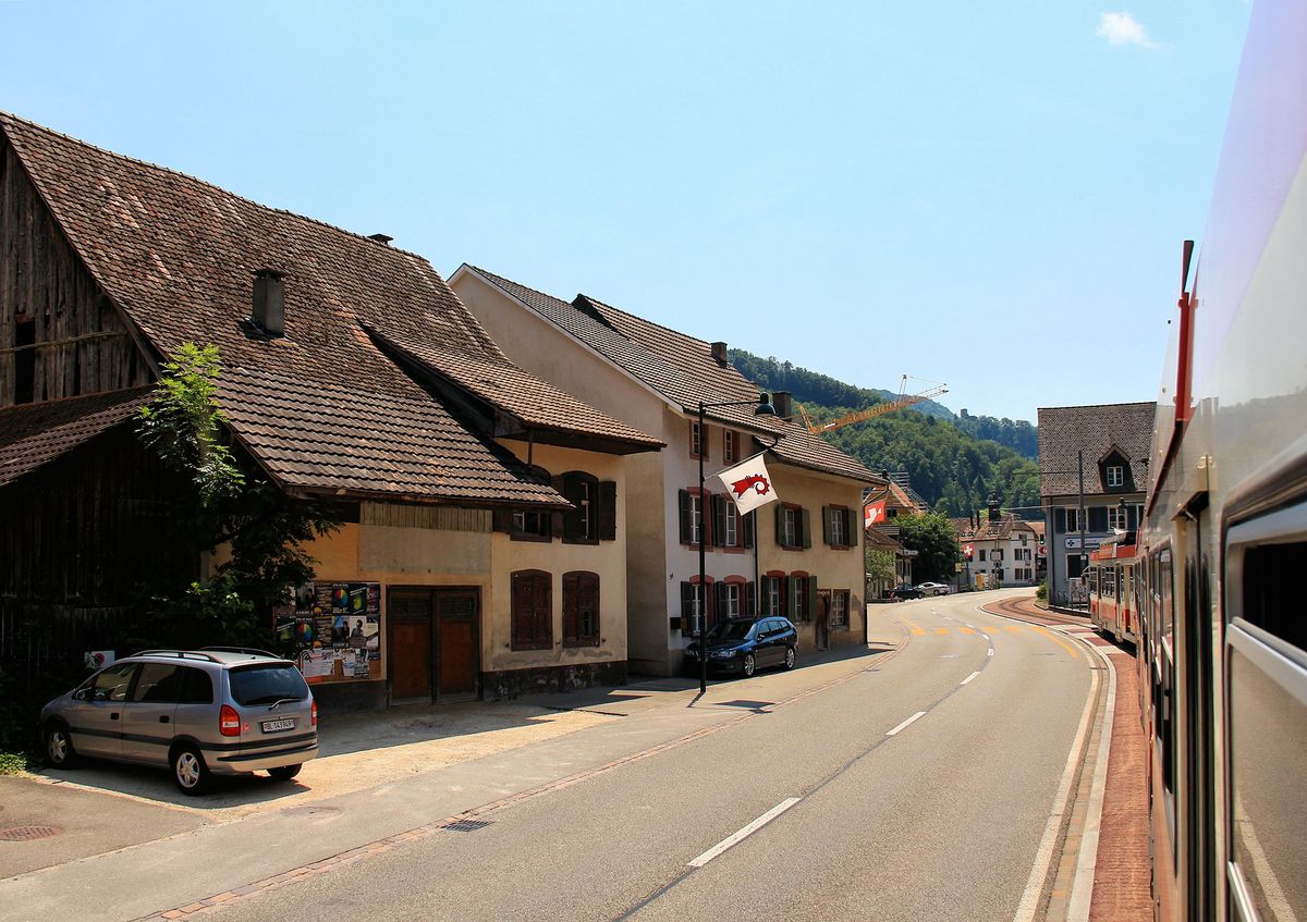 Auf der Waldenburgerbahn in Oberdorf - die Fahne macht's deutlich: Es besteht kein Zweifel, dass man hier im Kanton Basel-Land ist. 22.Juni 2017 