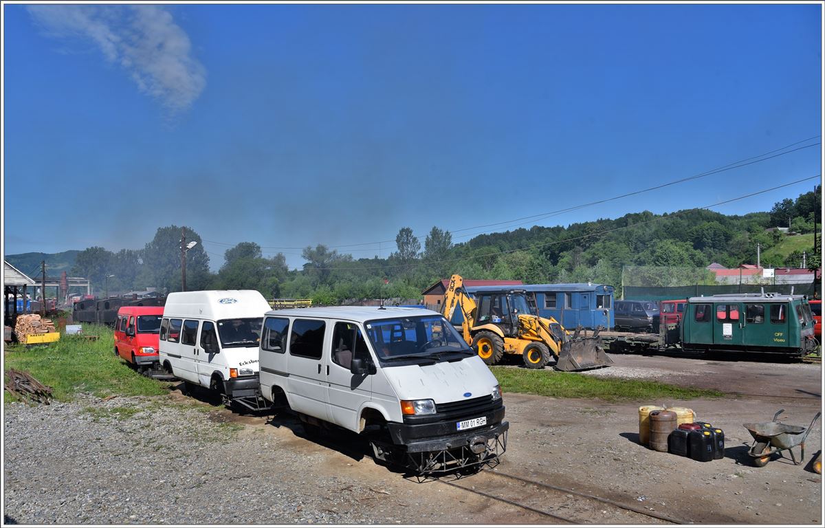 Auf der Wassertalbahn verkehren eine ganze Menge Lieferwagen der Marken Mercedes, VW und Ford. Die Fahrzeuge besitzen vorne ein Drehgestell und hinten eine Einzelachse. Mit einem Stempel in der Mitte (kurbelbetrieben) lässt sich das Fahrzeug anheben und drehen für den Fahrrichtungswechsel. Jäger, Waldarbeiter, Grenzschutz, Militär und Bahndienst benützen diese Fahrzeuge auf der 43km langen Wassertalbahn. Viseu de Sus. (11.06.2017)