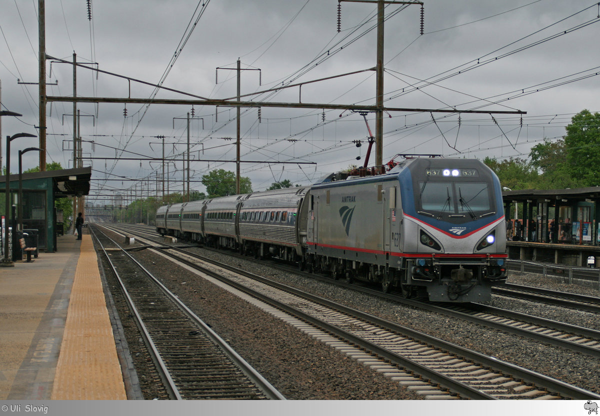 Auf den Weg nach Süden ist am 13. Mai 2018 die Siemens ACS-64 Nr. 637 der Amtrak. Die Aufnahme entstand am Abend im Bahnhof Linden in New Jersey.