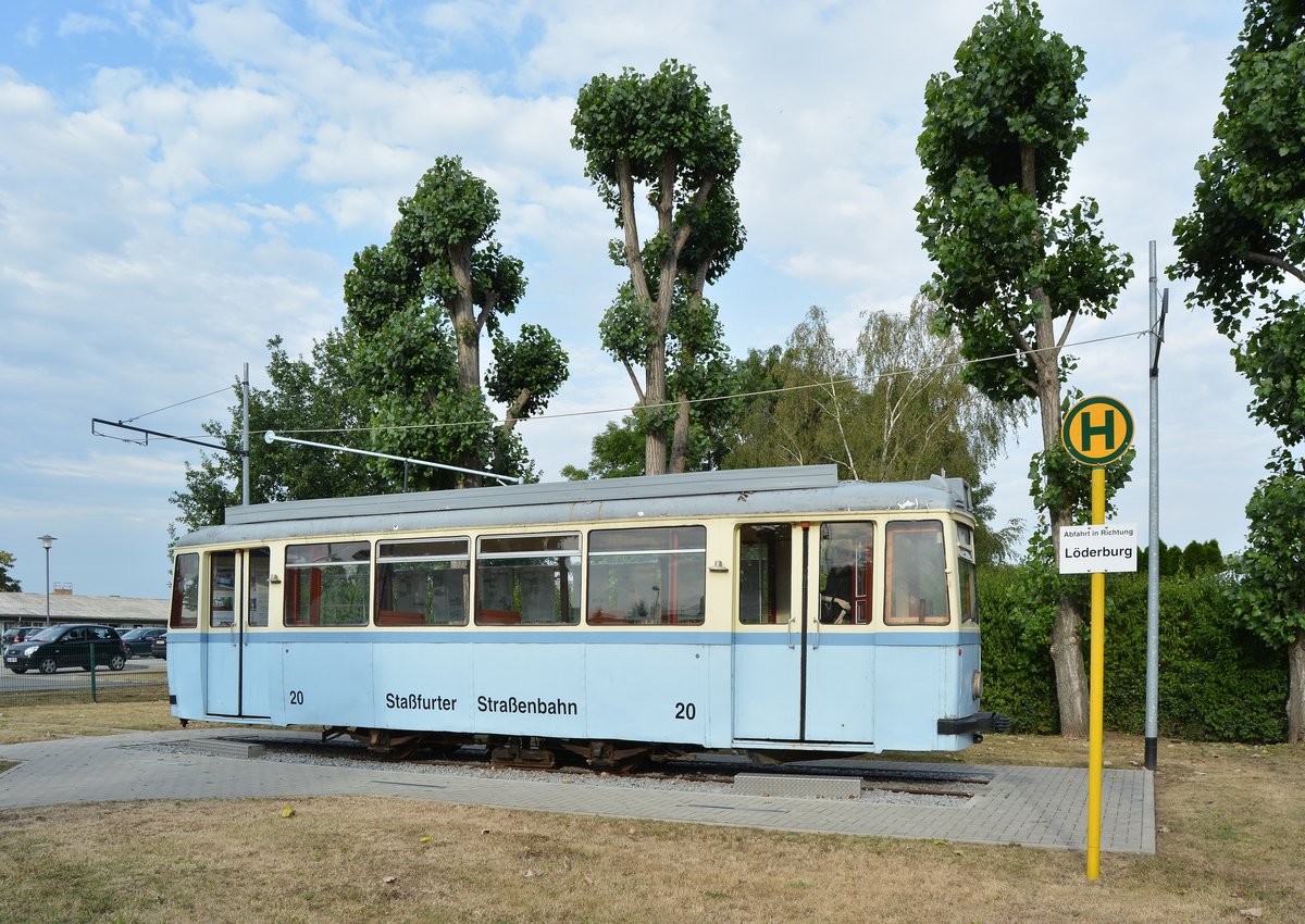 Auf den Weg zum Sodawerk entdeckte ich an den Stadtwerken Staßfurt diesen 2 Achser Nummer 20 der ehemaligen Staßfurter Straßenbahn. Er steht an den Staßfurter Stadtwerken als Denkmal. Durch den nur Begrenzten Erfolg der Straßenbahn und einen im Jahre 1957 tötlichen Unfall wurde sie nach dem sie erst am 10. April 1900 eröffnet wurde am 31.12.1957 stillgelegt und restlos abgebaut. 1955 wurden auch noch neue Triebwagen beschafft die dort jedoch nur 2 Jahre fuhren ehe die Strecke stillgelegt wurde.

Staßfurt 21.07.2016