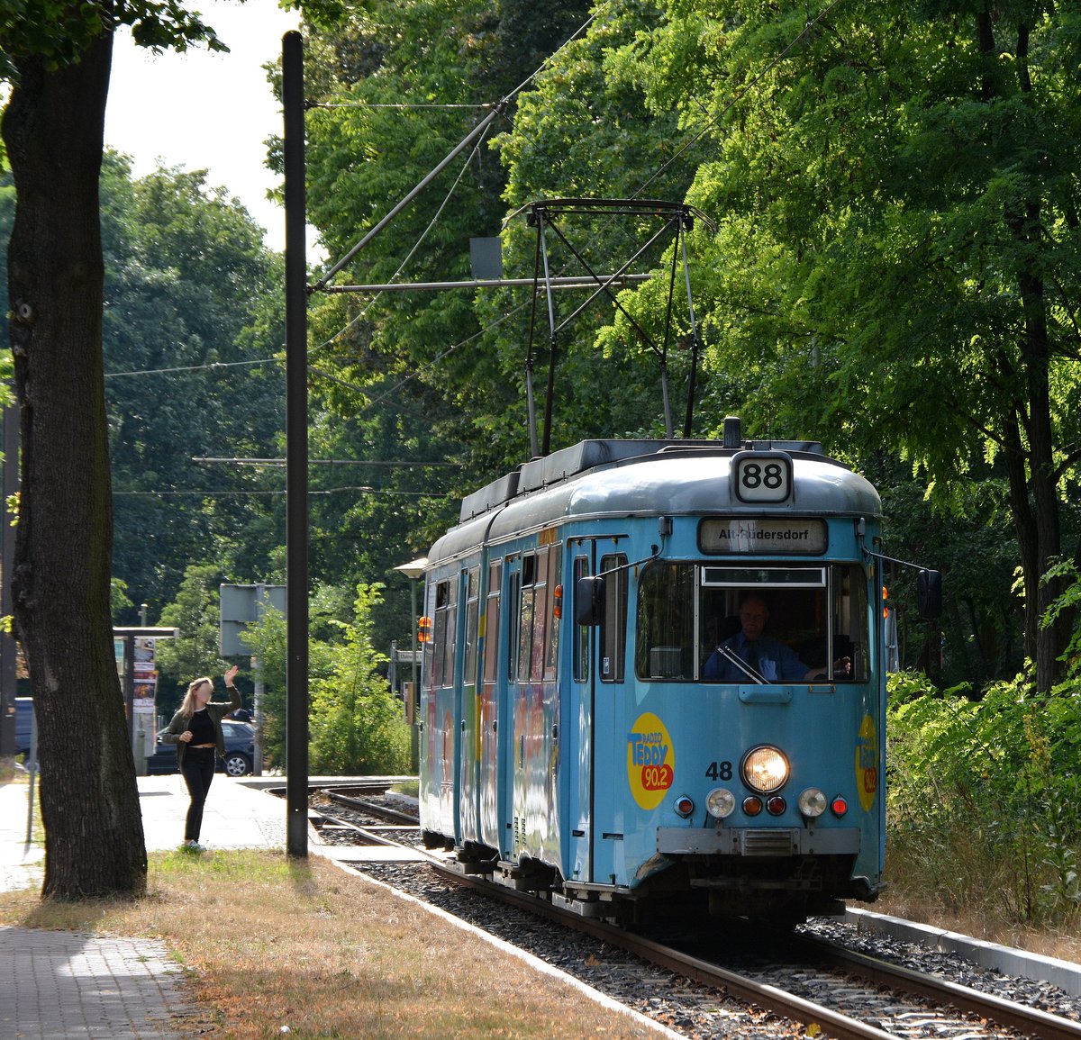 Auf den Weg zur Pension in Berlin Friedrichshagen am Müggelsee entdeckte ich diesen alten DÜWAG-GT6 am Endhaltepunkt in Neuenhagen. Also Auto geparkt und eingefangen. Hier fahren die schon mehr als 50Jahre alten Tram noch planmäßig durch sehr schöne Strecken. Hier fährt der TW 48 mit Radio Teddy Werbung am Endhaltepunkt in Neuenhagengerade Richtung Schöneiche.

Neuenhagen bei Berlin 19.07.2016 