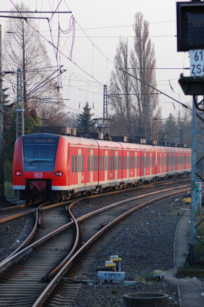 Auf der Weichenstraße in Rheydt Hbf biegt ein RE8 Zug nach Koblenz in den Odenkirchener Zweig ein. Als Schlußwagen ist der 425 032-0 am Donnerstag den 13.3.2014 zu sehen.