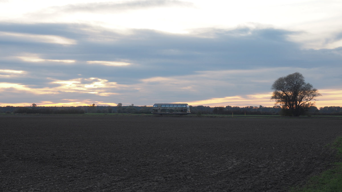Auf weiter Flur: 670 003 als DWE 27720 fährt hier zwischen Oranienbaum und Wörlitz dem Ziel Wörlitz entgegen. Im Hintergrund der Sonnenuntergang über Dessau.

Oranienbaum, der 26.10.2019