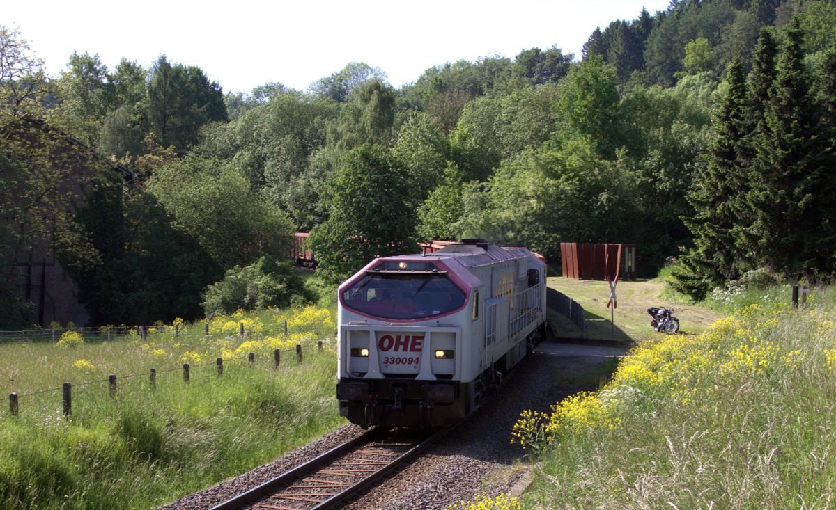 Auf der Werkbahn Hasbergen - Georgsmarienhütte war am 20.05.2010 OHE Tiger 330094 im Einsatz. Hier ist der Zug mit einem Leerwagenpark im ehemaligen Haltepunkt Augustaschacht in Richtung Hasbergen unterwegs.
Seit Mai 2014 hat die OHE den Schrott Zubringer Verkehr für das Stahlwerk in Georgsmarienhütte von der DB übernommen.