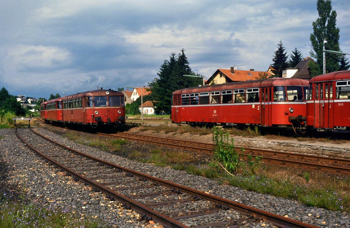 Auf der Weschnitztalbahn zwischen Weinheim und F�rth (im Odenwald) verkehrten Werktags noch zahlreiche Z�ge, welche sich auch regelm��ig begegneten. Zumeist waren es Uerdinger Schienenbusse. Sp�ter wurde die h�bsche DB-Nebenbahn zu einer (recht langweiligen) S-Bahn umgebaut. Gleichzeitig wurden Gleisanlagen zur�ck gebaut, so dass solche Fotos nicht l�nger m�glich sind.
Ort und Datum unbekannt