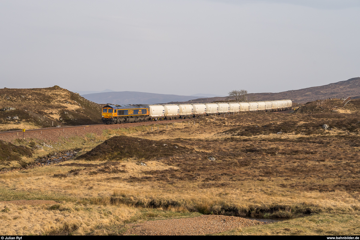 Auf der West Highland Line gibt es auch regelmässigen Güterverkehr: Jeden zweiten Tag fährt der Alcan-Zug von North Blyth bei Newcastle zur Aluminiumhütte nach Fort William. <br>
Am Abend des 23. April 2019 hat GBRf 66733 gerade den Corrour Summit überwunden und befindet sich jetzt wieder auf der Talfahrt Richtung Loch Treig.