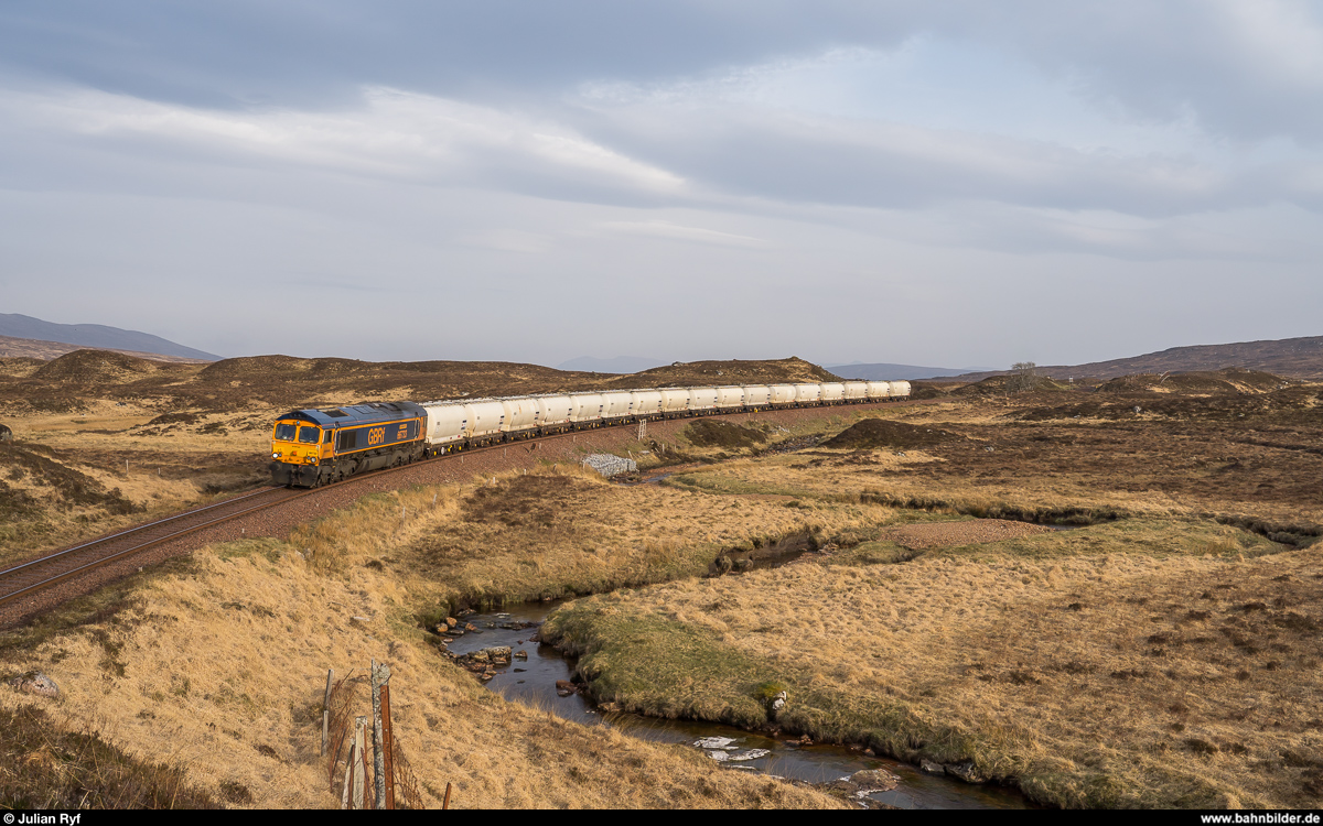 Auf der West Highland Line gibt es auch regelmässigen Güterverkehr: Jeden zweiten Tag fährt der Alcan-Zug von North Blyth bei Newcastle zur Aluminiumhütte nach Fort William. <br>
Am Abend des 23. April 2019 hat GBRf 66733 gerade den Corrour Summit überwunden und befindet sich jetzt wieder auf der Talfahrt Richtung Loch Treig.