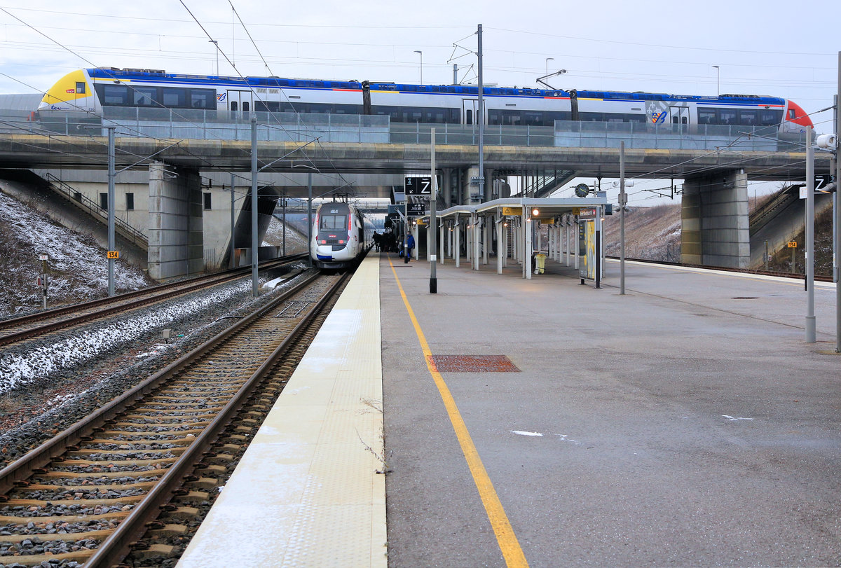 Auf der wiedereröffneten Strecke Delle - Belfort: Die Umsteigestation Lokalstrecke Delle-Belfort und TGV. TGV Zug 822, darüber SNCF Triebzug 27 569/570. 11.Januar 2019  