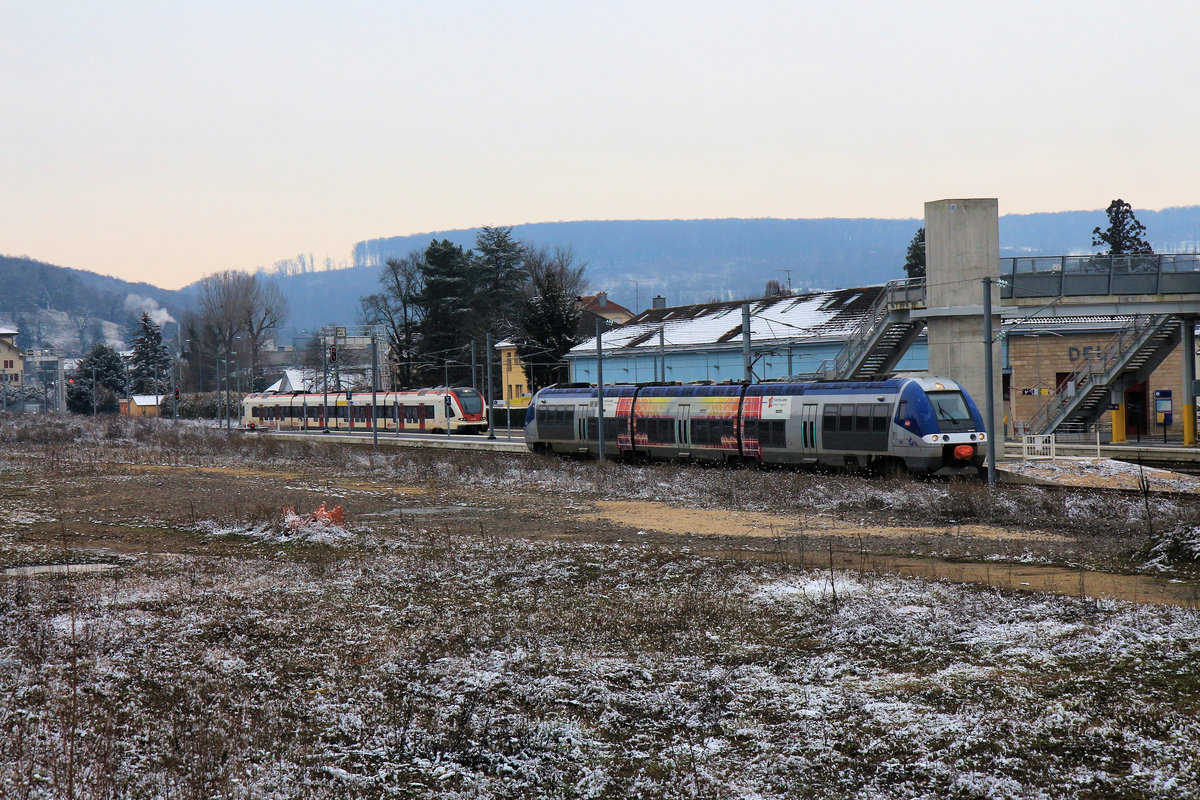 Auf der wiedereröffneten Strecke Delle - Belfort: Der Bahnhof Delle mit SBB Zug 522 209 aus Biel und SNCF Zug 27 589/590 zur Weiterfahrt nach Belfort. 11.Januar 2019 