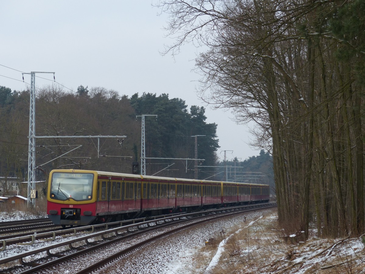 Auf den Winter vorbereitet - die Berliner S-Bahn. Trotz eisiger Temperaturen von unter -10°C gab es keine nennenswerten Ausfälle am 26.1.2014. In den Vorjahren hagelte es oft Spott und Häme, da die S-Bahn in den Medien verbreitete,  diesmal  gut auf den Winter vorbereitet zu sein, der Betrieb dann aber wegen eingefrorener Weichen, schneeempfindlicher Motoren oder vereister Türen teils fast gänzlich zum Erliegen kam. Dieses Jahr verzichtete man auf die entsprechende Vorabmeldung, obwohl sie sich offenbar nicht als Bumerang entpuppt hätte. Es geht aufwärts! 26.1.2014, Berlin Wilhelmshagen