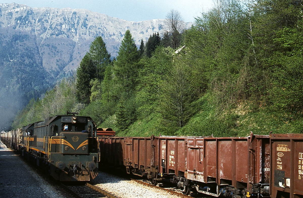 Auf der Wocheinerbahn (Jesenice - Nova Gorica) warten 664-116 und eine weitere 664 am 01.05.1989 eine Zugüberholung ab. Die von Duro Dakovic/Zagreb gebauten Lokomotiven entsprechen dem Exportmodell EMD G26 von General Motors EMD (Electro-Motive Diesel).