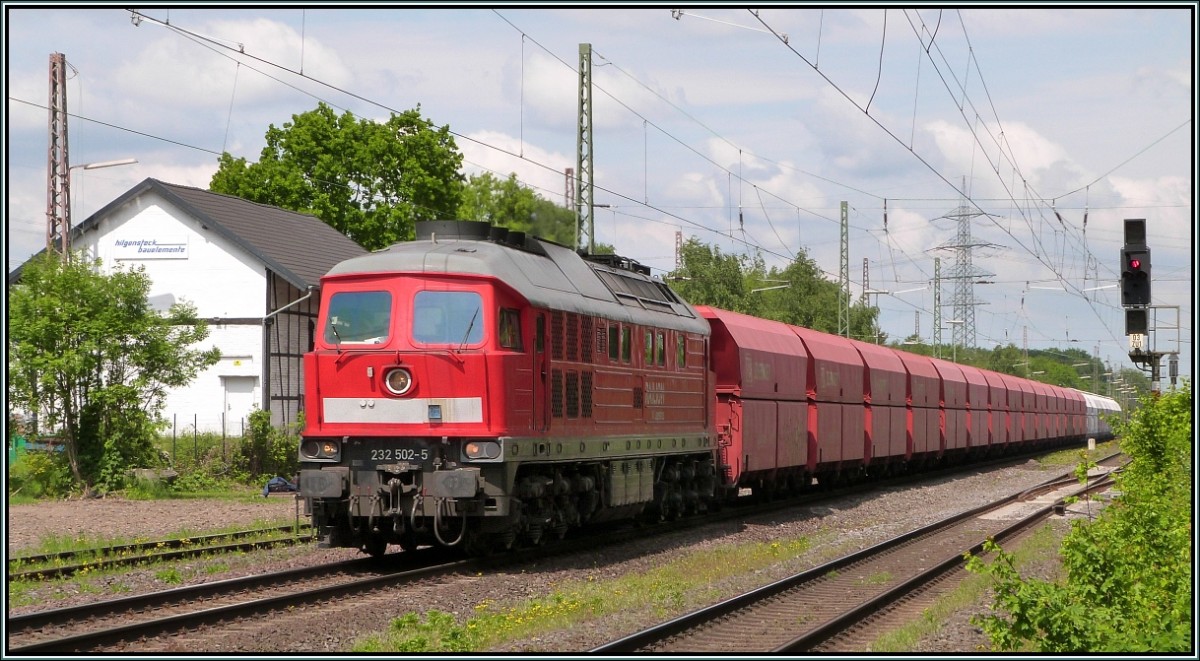 Auf Wunsch als Neuauflage nochmal ein Foto aus Lintorf Ratingen.Es zeigt die 232 502-5 mit leeren Kalkwaggons bei der Durchfahrt nach Wülfrath am 28.Mai 2013.
