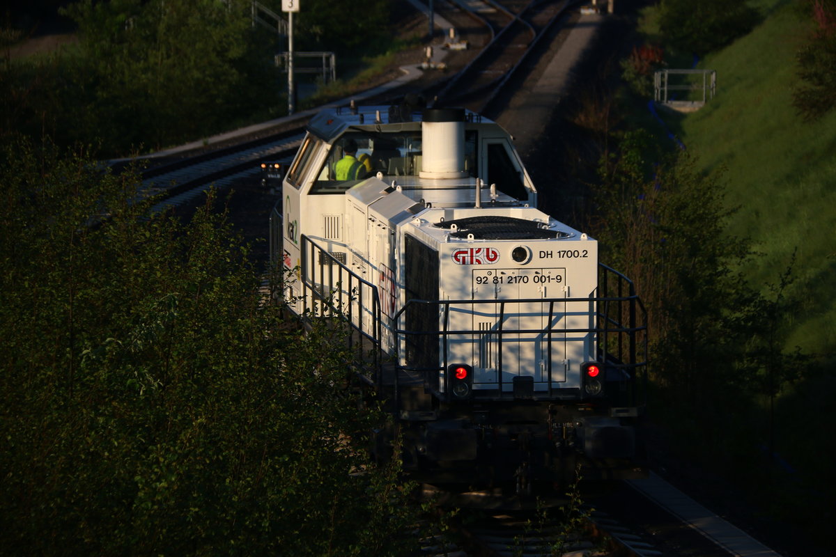 Auf zur Arbeit für DH 1700.2 am heutigen 9.Mai 2016. Bei der einfahrt in die Anschlussbahn Leibenfeld kämpft sie sich durch´s Gestrüb. 
