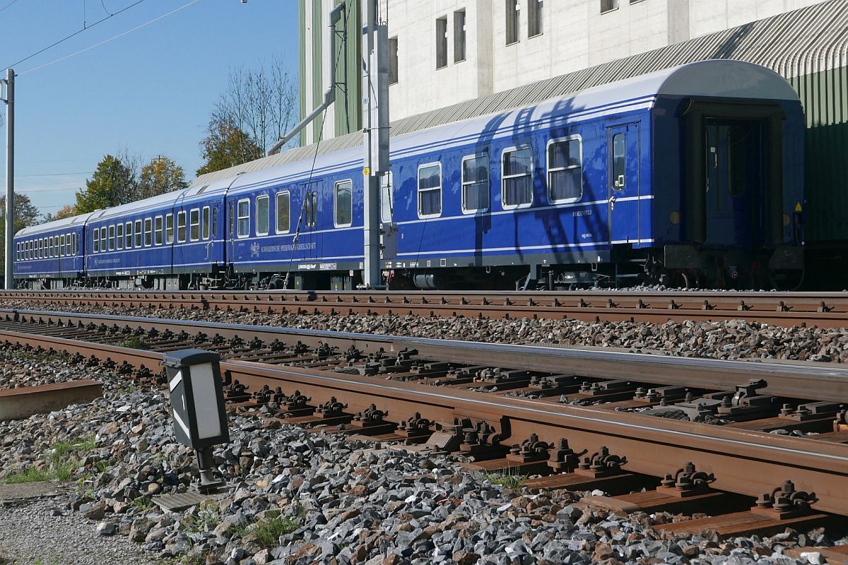 Auf zwei Industriegleisen bei der Station Mllheim-Wigoltingen sind am 01.11.2018 mehrere Wagen der Schweizerischen Speisewagen Gesellschaft (SSG) abgestellt. Der Vorderste der drei Wagen hat den Namen  FRAUENFELD , Typ Bdomsb 055 mit der Kennung D-BRM 56 80 84 80-054-5. Dieser Halbgepckwagen hat ebenfalls die Zulassung fr folgende Lnder: D / F / NS / A / CZ / H / CH / B / It /SL / HR / L