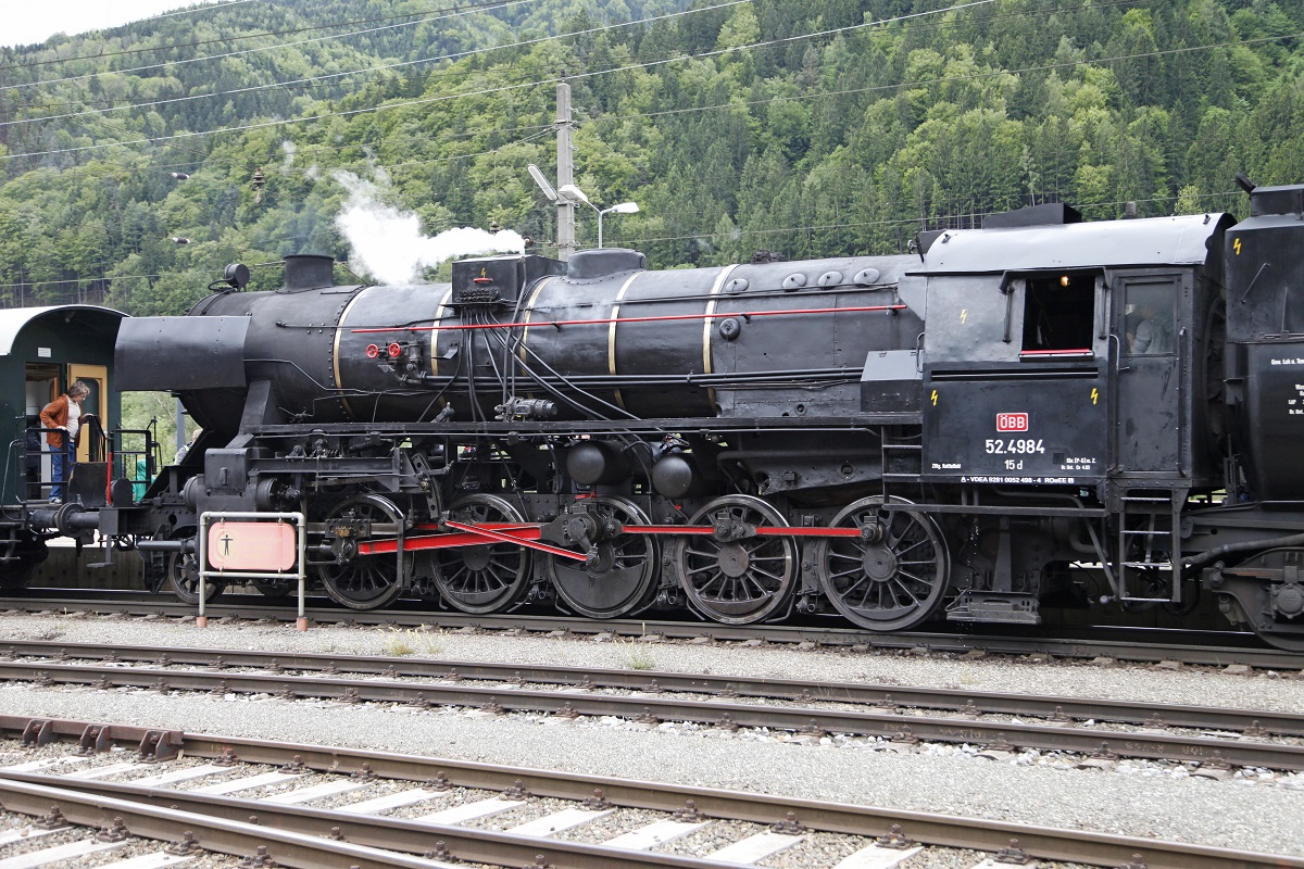 Aufenthalt des Sonderzuges mit der 52.4984 am 17.05.2014 im Bahnhof Mixnitz-Bärenschützklamm.