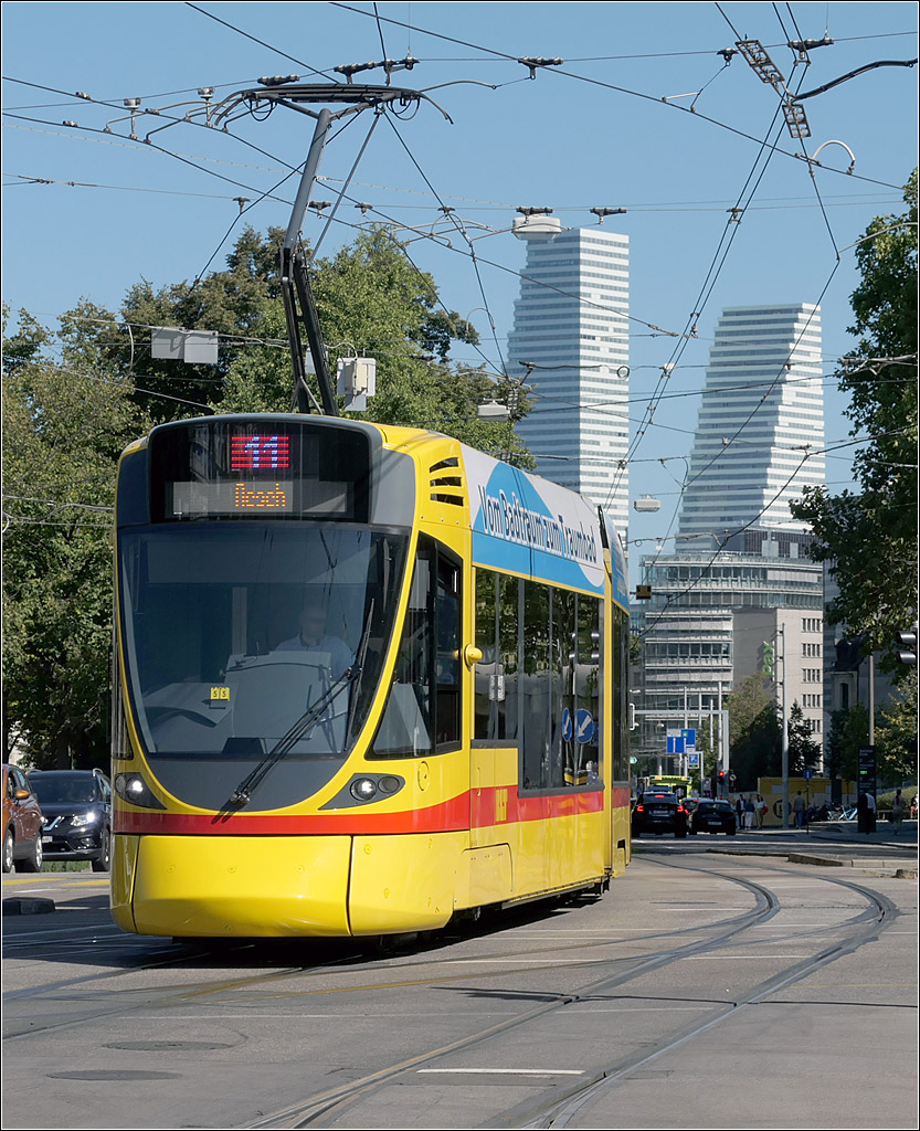 Auffällig -

... sind sowohl die gelben Bahnen der BLT im Straßenbild, wie auch die beiden Roche-Tower im Basler Stadtbild.

Hier erreicht ein Tango Tram der Linie 11 nach Aesch die Haltestelle Bahnhof SBB.

18.09.2025 (M) 