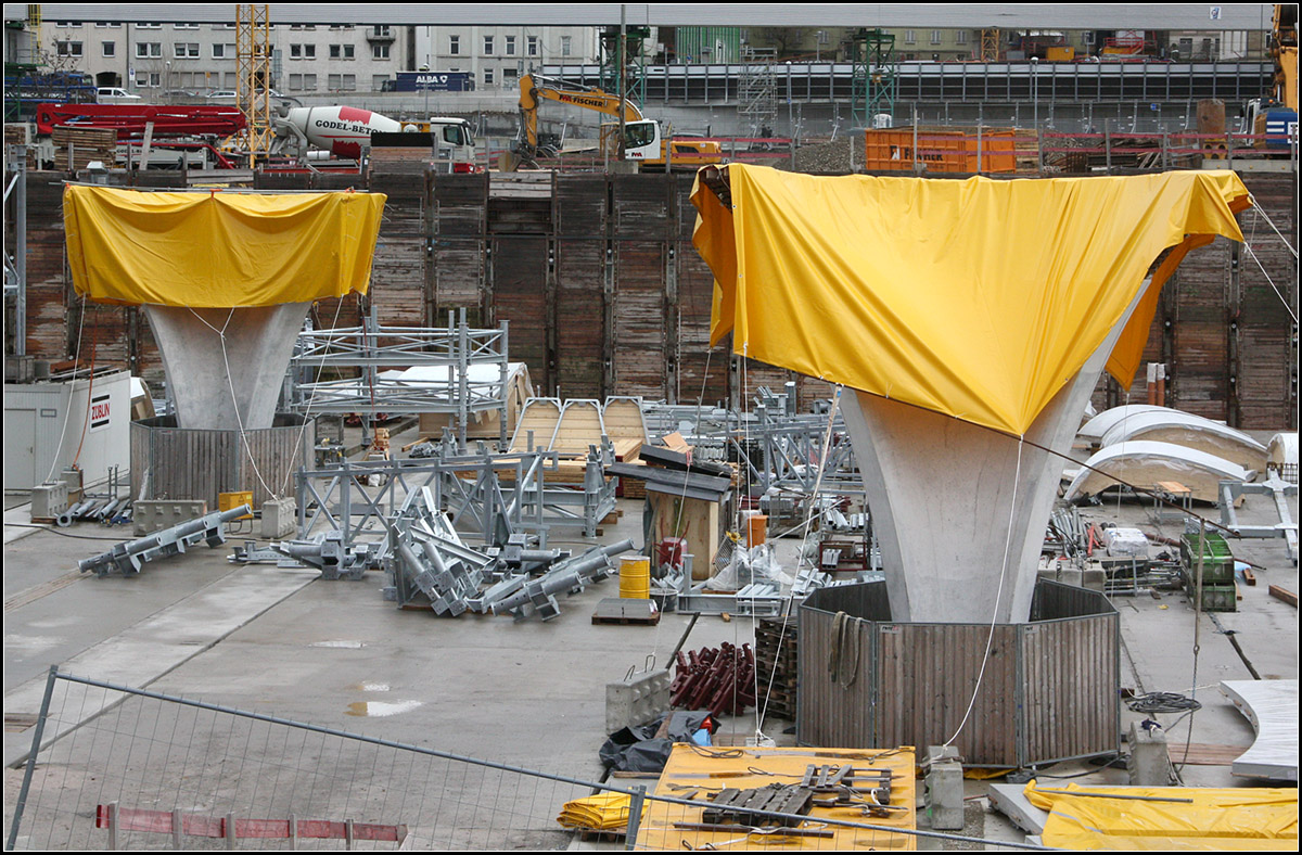 Auffällig bedeckt -

... mit gelben Planen sind die bisher errichteten Kelchstützenfüße. An dieser Stelle war früher ein Teil des Schlossgartens.

Stuttgart-Hbf, Tage der offenen Baustelle, 05.01.2018 (M)