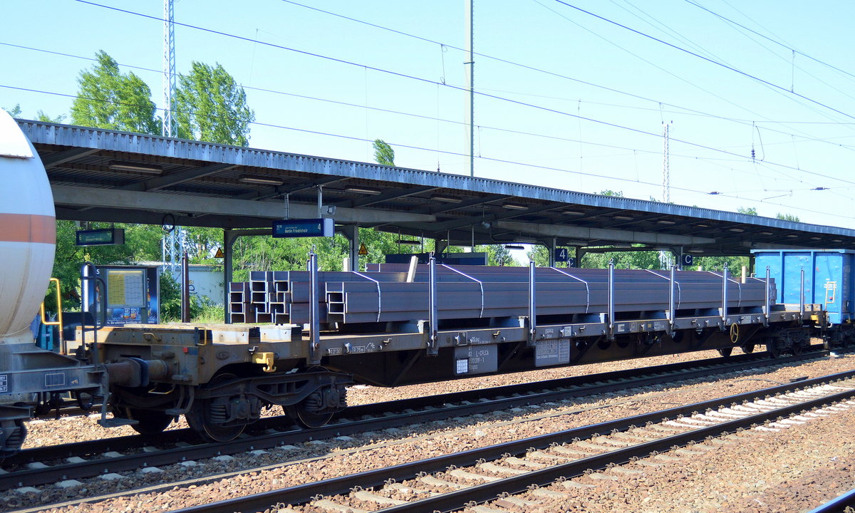 Auffällig langer Drehgestell-Flachwagen der CFL Cargo aus Luxemburg mit Stahlprodukt beladen mit der Nr. 81 82 L-CFLCA 3513 319-1 Rbnpss am 29.05.18 in einem gemischten Güterzug im Bf. Flughafen Berlin-Schönefeld.