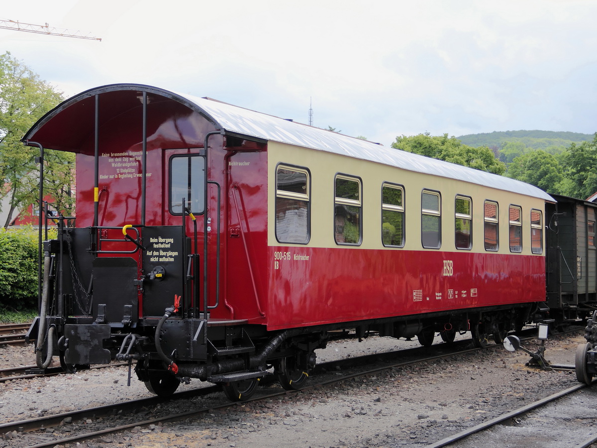 Aufgearbeiteter Wagen 990-515, noch ohne Revisionsdaten.

Diese Aufnahme wurde im Rahmen einer Führung bei einer Sonderfahrt des Freundeskreises Selketalbahn von Gernrode nach Wernigerode am 24. Mai 2014 auf dem Betriebsgelände der Werkstatt der HSB in Wernigerode Westerntor gefertigt.

