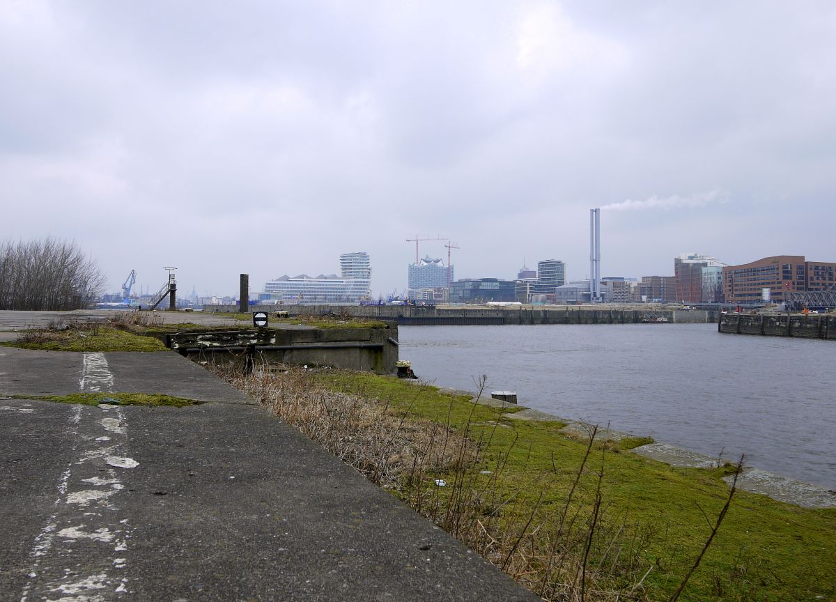 Aufgegeben: die Reste der Gütergleise im Hamburger Baakenhafen. Hier werden demnächst Wohnhäuser entstehen, als Teil der  Hafencity , deren schon (fast)fertig gestellte Viertel im Hintergrund zu sehen sind - in der Bildmitte die Elbphilharmonie. 2.3.2014