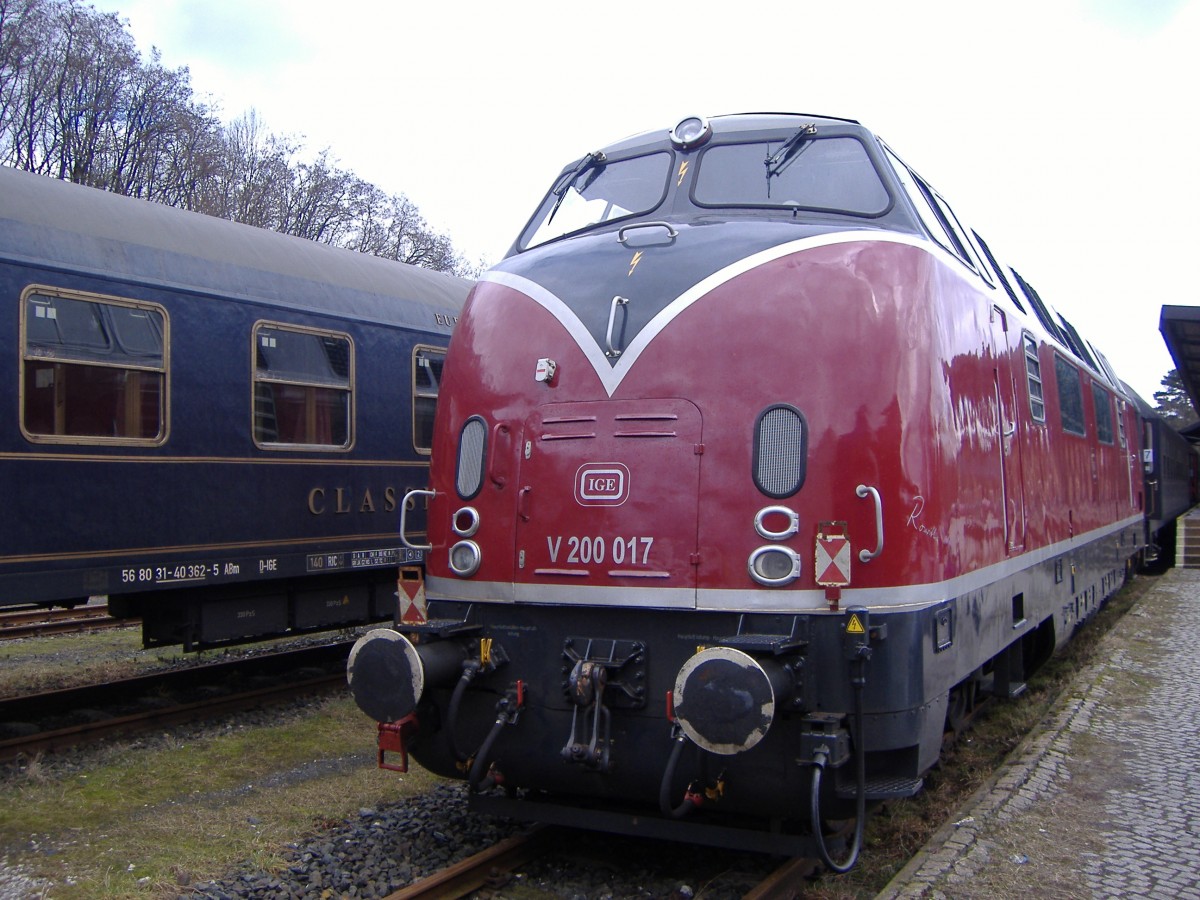 Aufgenommen am 10.03.2009 am Bahnhof Hersbruck re Pegnitz. Die V 200 017 stellte an diesem Tag Personenwagen anlässlich einer Sonderfahrt zusammen. Mittlerweile ist man von dort nach Augsburg gezogen und die Aufnahme hat historischen Wert.