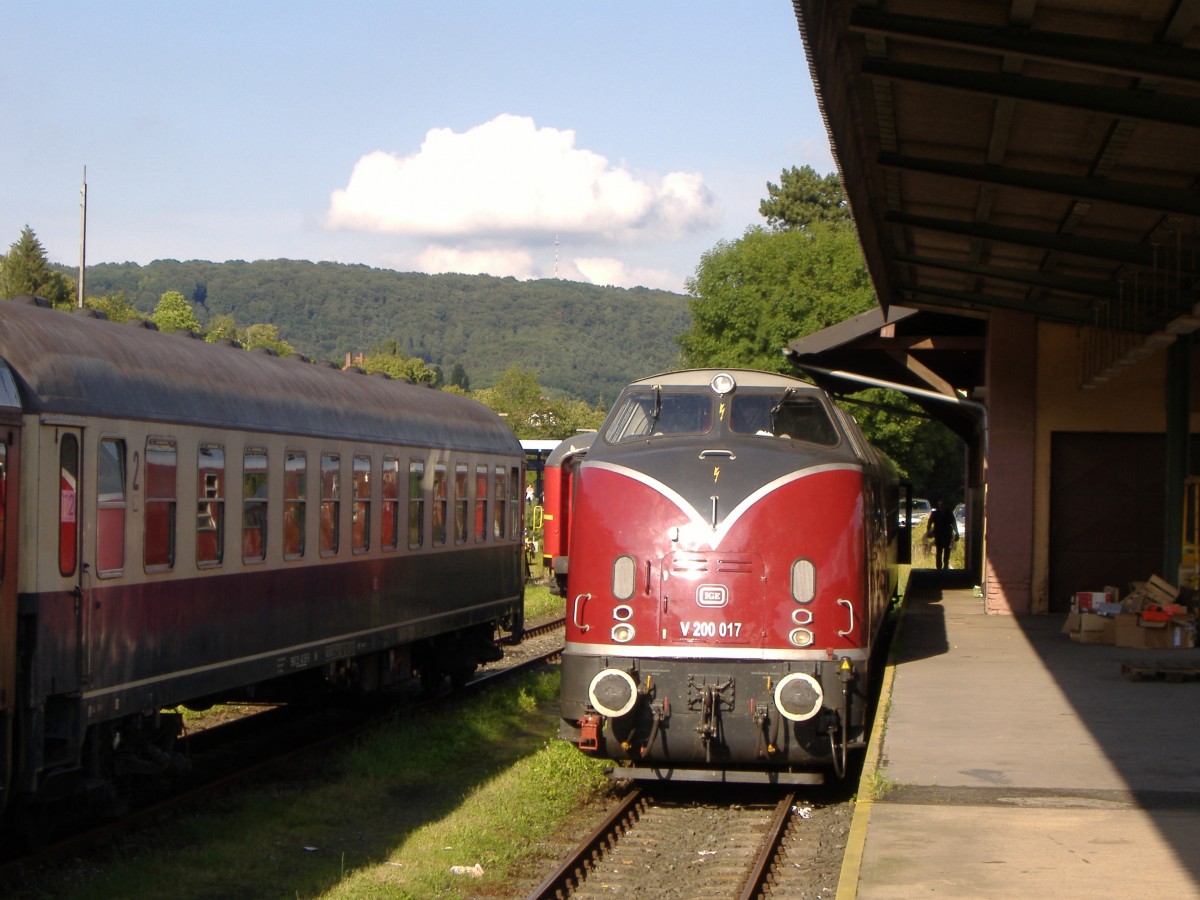 Aufgenommen am 10.03.2009 am Bahnhof Hersbruck re Pegnitz. Die IGE Bahntouristik hatte da noch ihren Sitz und setzte von dort die eigene V 200 017 zu Sonderfahrten ein. Mittlerweile ist man von dort nach Augsburg gezogen und die Aufnahme hat historischen Wert. 