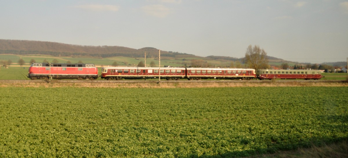 aufgenommen am 10.04.2015 bei der Ausfahrt Göttingen aus dem ICE 1184 nach Berlin. Die V 200 sieht zwei wunderschöne Triebwagen.