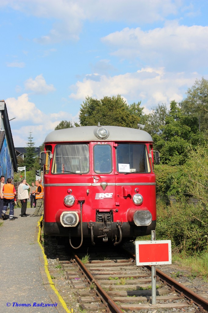 Aufgenommen am 11.9.2015. Anläßlich der Kirmes  Pützchens Markt  steht der MAN Schienenbus der RSE (Rhein-Sieg-Eisenbahn) abfahrbereit am Haltepunkt  Am Weidenbach  in Beuel-Pützchen zur Fahrt nach Hangelar. Der Schienebus pendelt zwischen Pützchen und Hangelar.