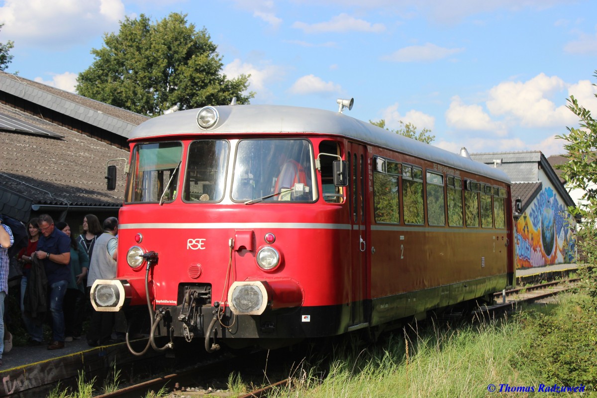 Aufgenommen am 11.9.2015. Der MAN-Schienenbus der RSE hat gerade vom Bahnhof Bonn-Beuel Besucher der Kirmes  Pützchens Markt  zum Haltepunkt  Am Weidenbach  gebracht. Nach kurzer Wartezeit fährt er zurück nach Bonn-Beuel.