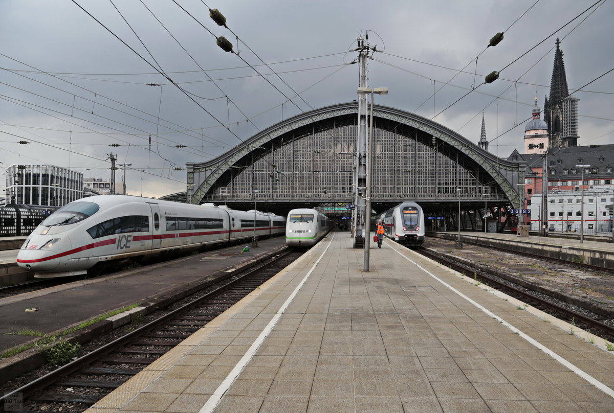 Aufgenommen am 16.06.2020 auf dem Bahnsteig 4/5. 2 x ICE und einmal IC in Reihe und der Dom und Sankt Maria Himmelfahrt im Hintergrund.