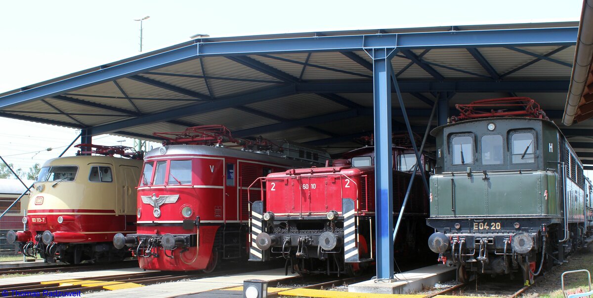 Aufgenommen am 18. Juni 2022 im DB-Museum Koblenz: Die E 19 12 neben anderen Museumslokomotiven, von links nach rechts, der 103 113-7, der E 60 10 und der E 04 20.
