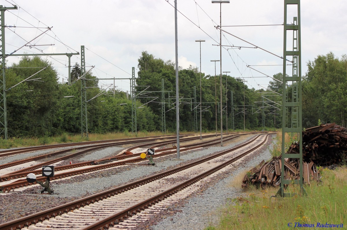 Aufgenommen am 25.8.2015. Kurz hinter dem neuen Haltepunkt Lübeck-Dänischburg IKEA zweigt von der KBS 104 die gezeigte Hafenbahn zu den Kais nach Lübeck-Siems ab. Sie besteht schon seit Jahrzehnten, wurde aber vollkommen erneuert und teilweise elektrifiziert. Rechts am Bildrand sieht man noch das alte verrottete Gleismaterial. 