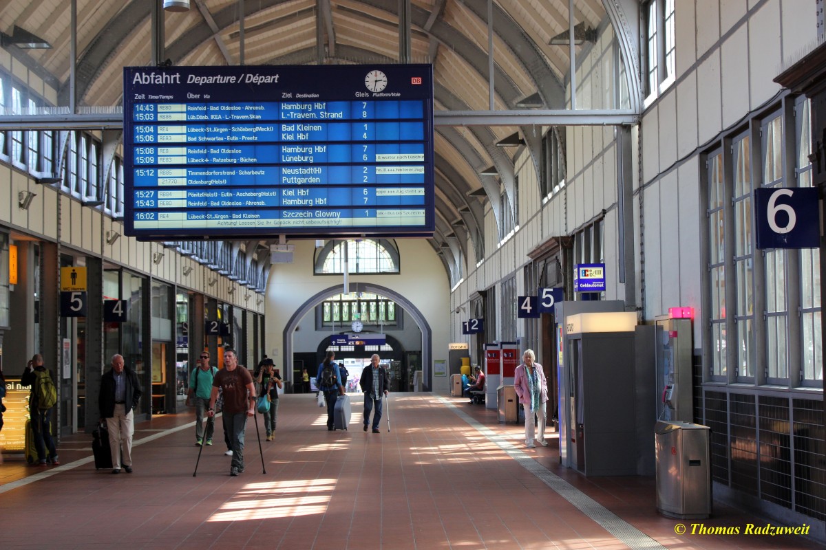 Aufgenommen am 26.8.2015 - Die Bahnhofshalle von Lübeck Hbf.