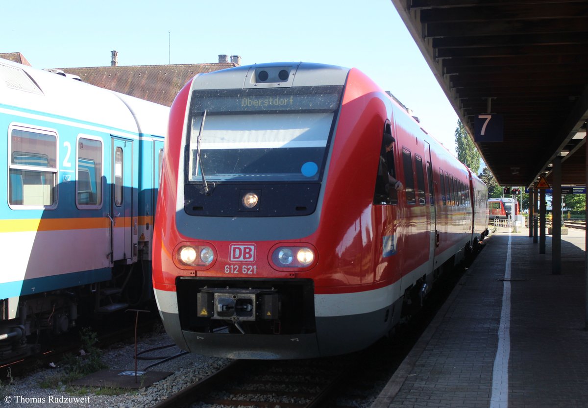 Aufgenommen am 28. Mai 2017 in Lindau HBF. Abfahrbereit ist 612 621 als RE nach Oberstdorf.