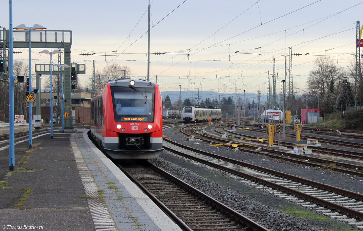 Aufgenommen am 29.12.2019 im Bahnhof Remagen mit Blickfeld auf die südliche Bahnhofsausfahrt. Der RB 39 nach Dernau wird bereit gestellt.
Nachtrag im Juli 2022: Bis Dernau kann der Zug wegen der Flut voraussichtlich lange nicht mehr fahren !