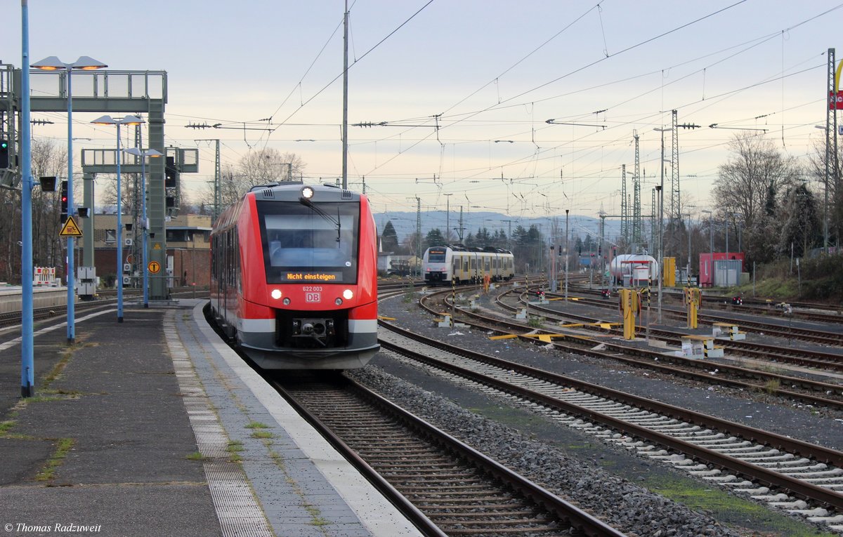Aufgenommen am 29.12.2019 im Bahnhof Remagen mit Blickfeld auf die südliche Bahnhofsausfahrt. Der RB 39 nach Dernau wird bereit gestellt.
Nachtrag im Juli 2022: Bis Dernau kann der Zug wegen der Flut voraussichtlich lange nicht mehr fahren !