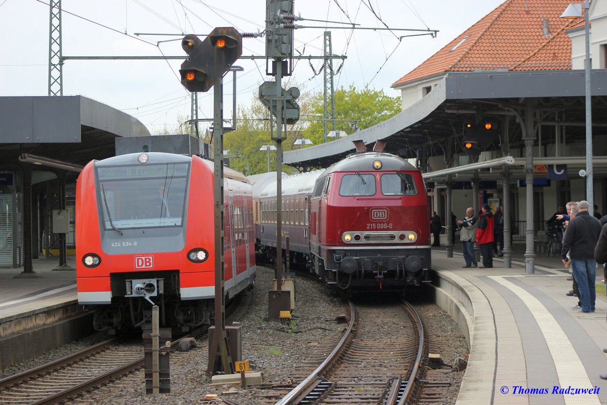 Aufgenommen am 30. April 2016: 215 086-0 der  Rheinischen Eisenbahn GmbH, Linz am Rhein, fährt mit dem Sonderzug  Fahrt in den Frühling  in den Bahnhof Hameln ein.