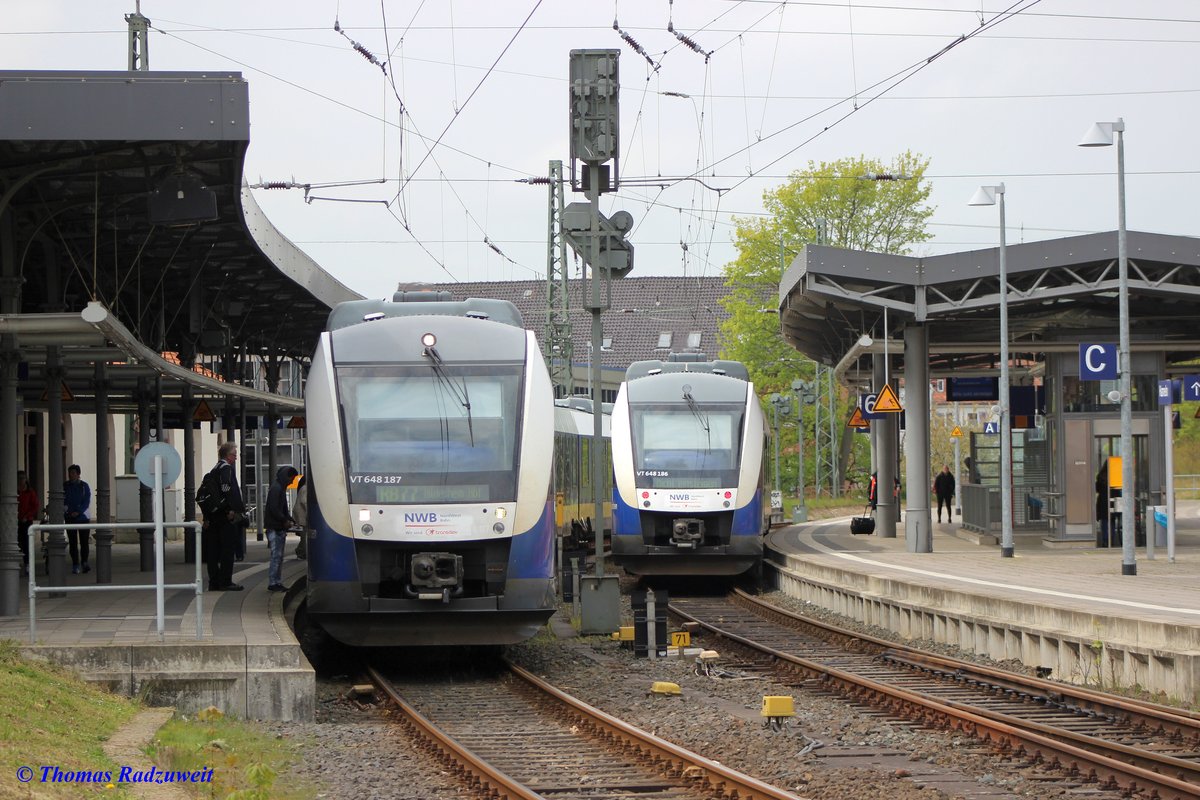 Aufgenommen am 30. April 2016 im Bahnhof Hameln. Zwei Züge der RB 77  Weserbahn  der NordWestBahn GmbH warten auf ihre Abfahrt auf der KBS 372. Der rechte Zug fährt Richtung Löhne, der linke Richtung Hildesheim.