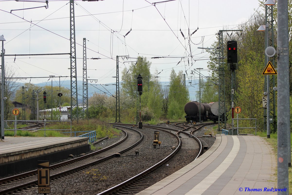 Aufgenommen am 30. April 2016 im Bahnhof Hameln: Südliche Ausfahrt der KBS 360.5 Richtung Altenbeken/Paderborn. 