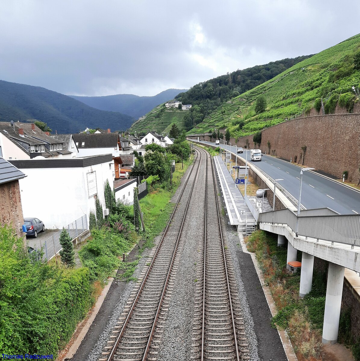 Aufgenommen am 7. Juli 2022: Blick auf den neu gestalteten Haltepunkt Bad Neuenahr-Ahrweiler-Markt an der KBS 477. Blickrichtung nach Walporzheim, dem vorläufigen Endpunkt der Bahnstrecke.