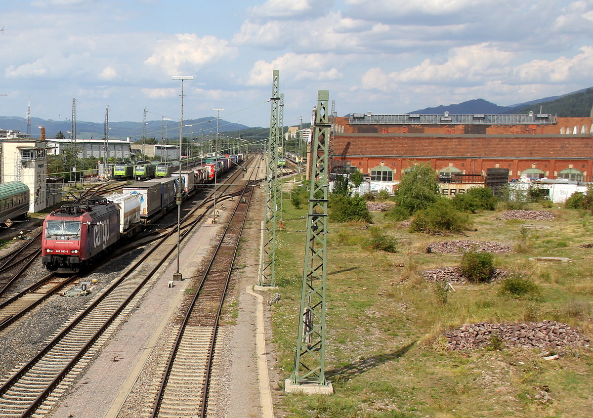 Aufgenommen von einer Brücke über den Güterbahnhof von Freiburg im Breisgau. Am 2.8.2019.