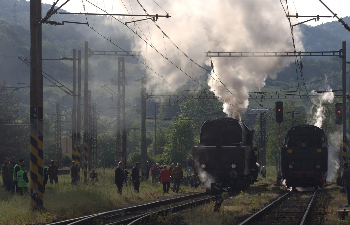 Aufgestellt haben sich hier  475 III und 35  1097 - 1 , die den Sonderzug Macha nach Liberec führen werden.23.05.2015 08:09 Uhr  Decin vychod (Güterbahnhof)
475 III als führende Lok.