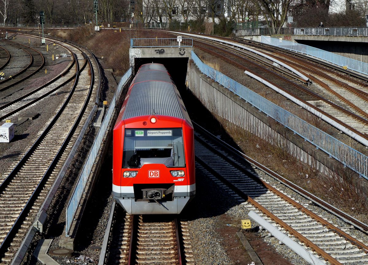 Aufgetaucht: Zug der Hamburger S-Bahnlinie 1 kommt aus dem Tunnel von der Station  Jungfernstieg  und fährt in den Hauptbahnhof ein. 23.2.2014
