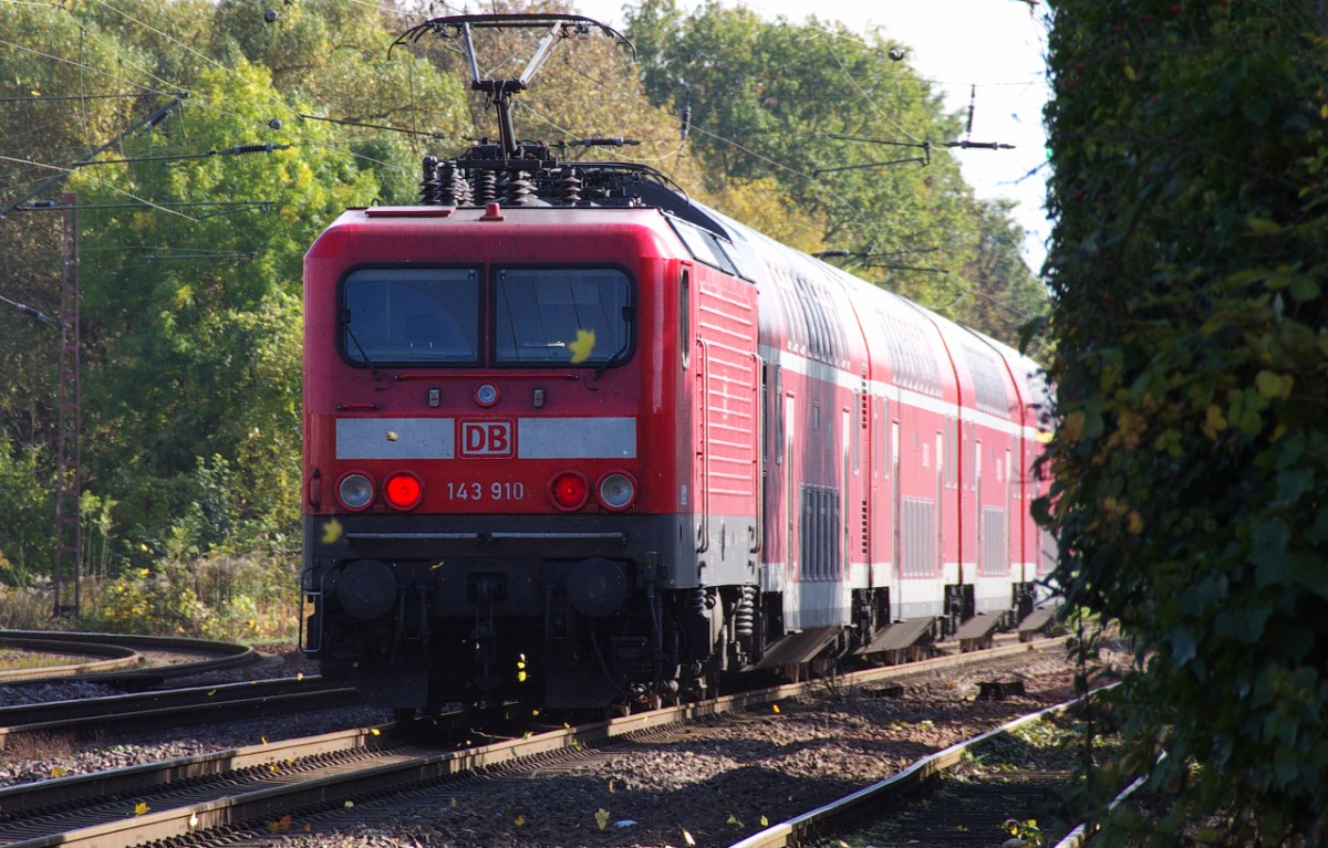 Aufgewirbelt durch den Zug wurden zwei Ahornbltter, die sich auch gleich in Szene setzten.
143 910 hat mit RE 12012 Koblenz - Saarbrcken gerade den Bahnhof Dillingen/Saar mit + 8 Minuten verlassen.

22.10.2013 - KBS 685 - Bahnstrecke 3230 Saarbrcken - Karthaus