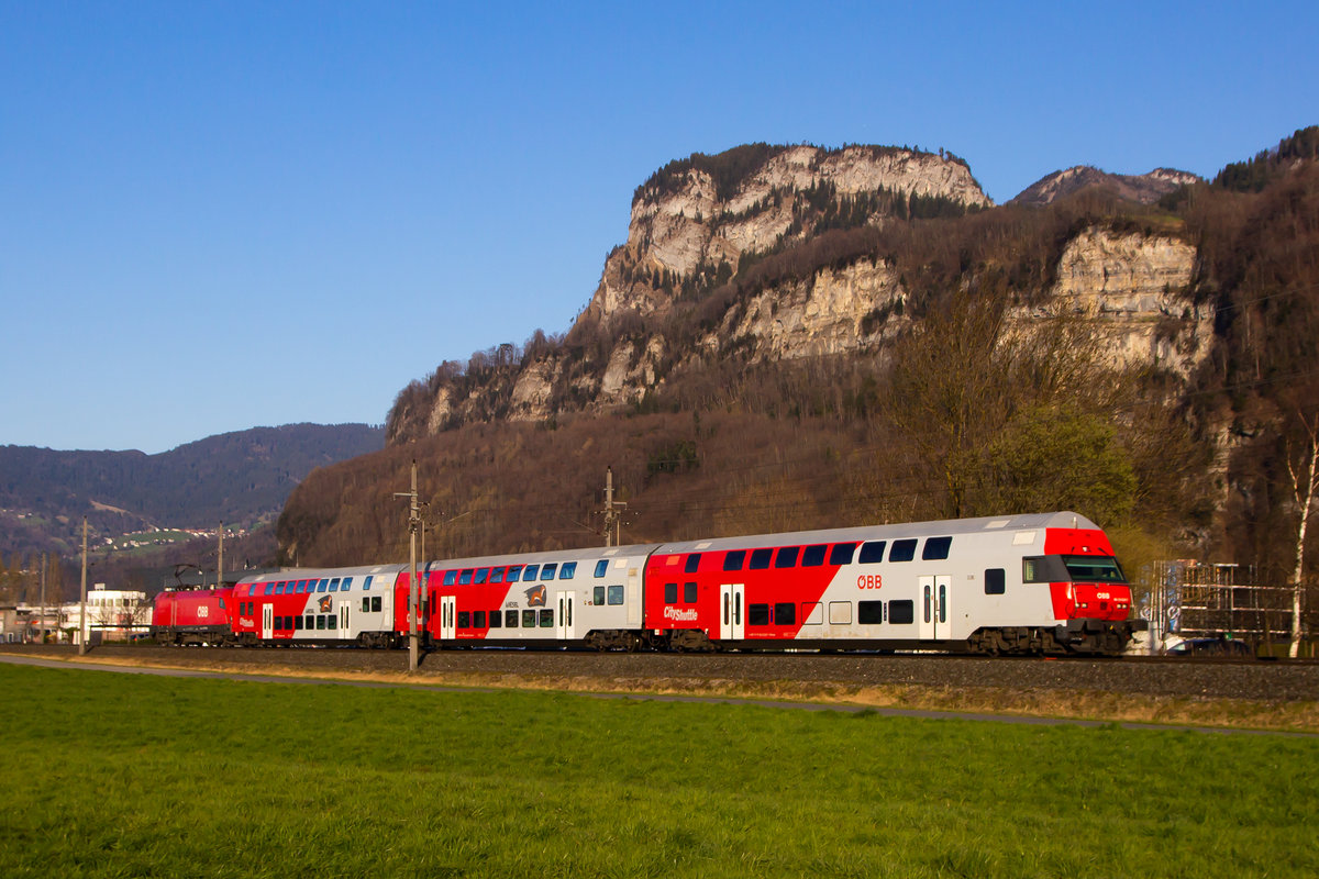 Aufgrund der aktuellen Lage verkehren die Dosto Züge in Voralberg derzeit nur mit 3 Wagen statt mit 4 respektive 5. 1116-100-9 schiebt die S-Bahn gen Hohenems. 23.3.20