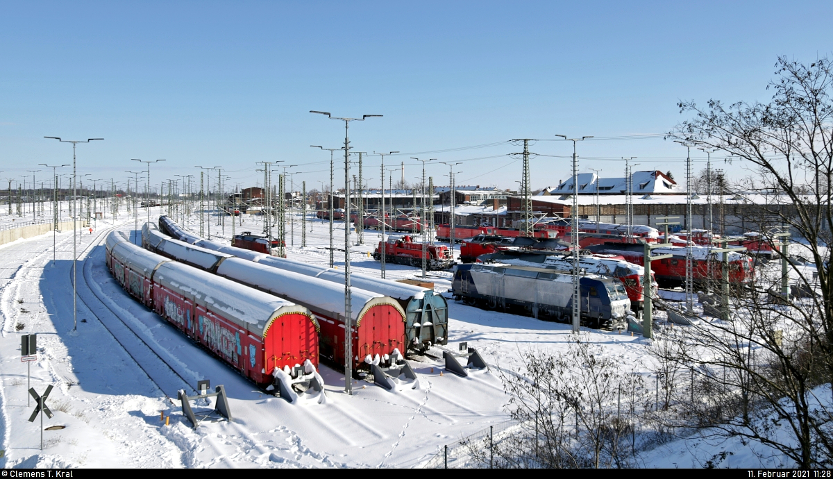 Aufgrund der aktuellen Witterung stehen nahezu alle Loks und Güterwagen in der Zugbildungsanlage (ZBA) Halle (Saale) still. Hier ein Blick von der Berliner Brücke auf die Abstellanlage mit Fokus auf die rot-weißen Autotransportwagen.

🧰 DB Cargo
🕓 11.2.2021 | 11:28 Uhr