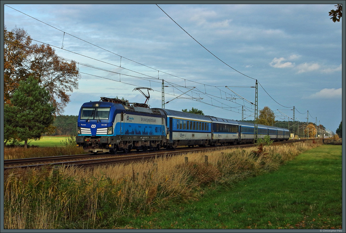 Aufgrund von Arbeiten an der Strecke Berlin - Dresden wurde der EC 175 Berlin - Prag am 06.11.2021 über Bitterfeld umgeleitet. 193 295 zieht den Zug der ČD hier durch die Dübener Heide bei Radis.