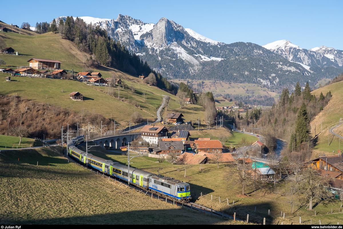 Aufgrund der Aufgabe des Depots Aebimatt und der damit verbundenen Verlagerung des Unterhalts der EW III nach Spiez wurden die EW-III-Pendel im Simmental Mitte Dezember gedreht und verkehren neu mit Lok Seite Zweisimmen. Re 420 504 am 2. Januar 2020 mit einem RE Interlaken Ost - Zweisimmen bei Garstatt.