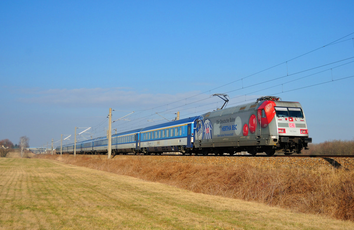 Aufgrund von Bauarbeiten an der Strecke Dresden - Berlin wurden Züge über Leipzig umgeleitet. So auch 101 144 mit dem EC 175. Aufgenommen, bei strahlendem Sonnenschein, am 16.02.17 bei Zschortau.